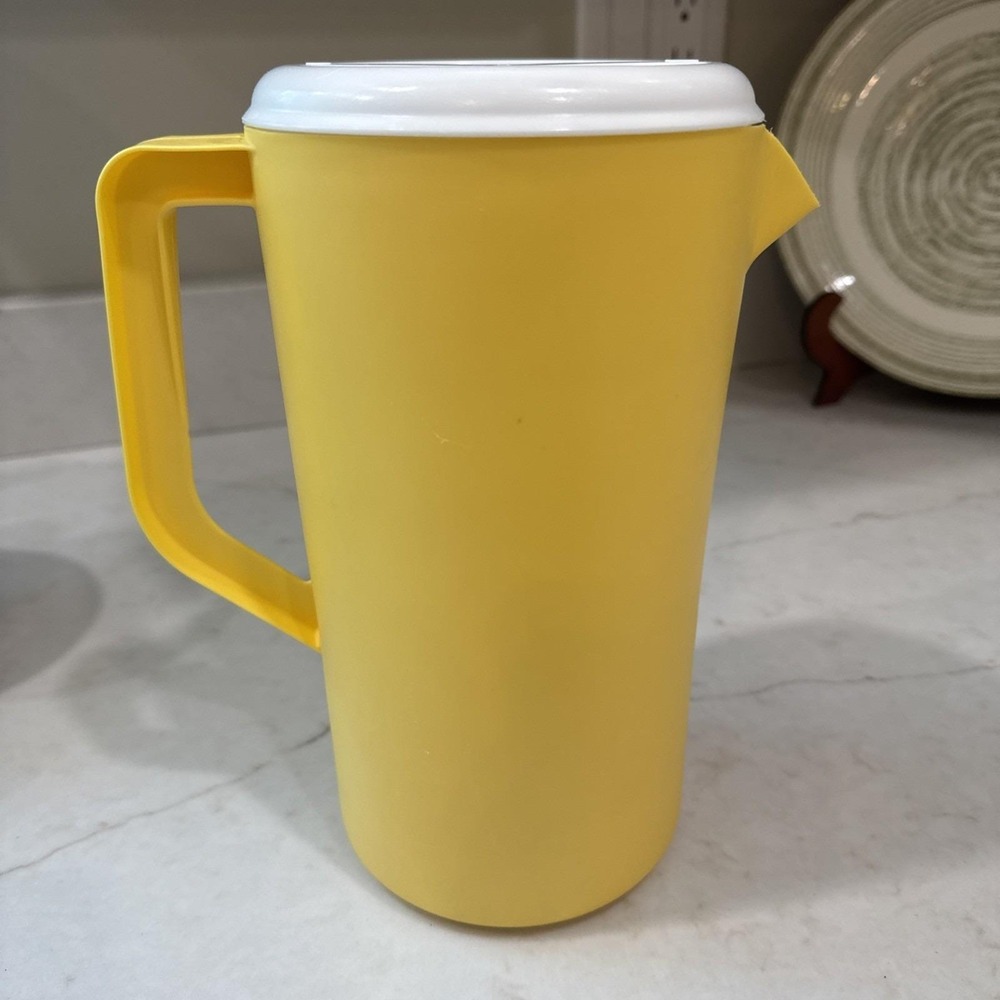 Rubbermaid 2.5 Quart Pitcher Lemon Yellow w/ White Lid Vintage